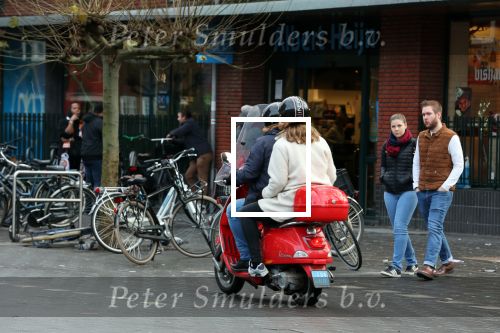 Amsterdam 11 december 2021
Martijn Krabbe met zijn vrouw op de vespa scooter in Amsterdam zuid