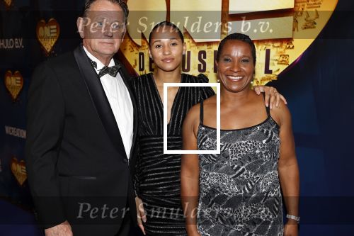 Aalsmeer 28 november 2021
Premiere One de musical . Nelli Cooman kwam  met haar man en dochter