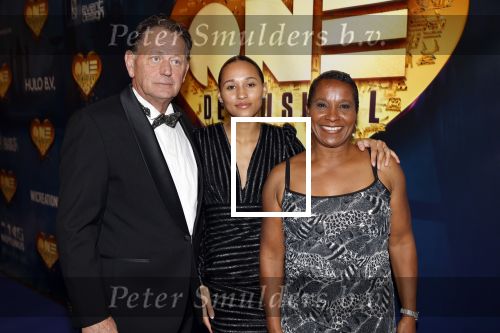 Aalsmeer 28 november 2021
Premiere One de musical . Nelli Cooman kwam  met haar man en dochter