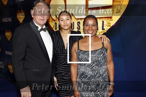 Aalsmeer 28 november 2021
Premiere One de musical . Nelli Cooman kwam  met haar man en dochter
