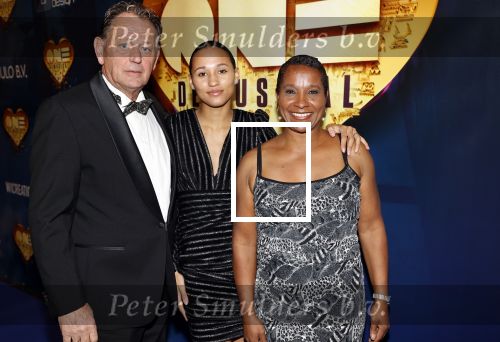 Aalsmeer 28 november 2021
Premiere One de musical . Nelli Cooman kwam  met haar man en dochter
