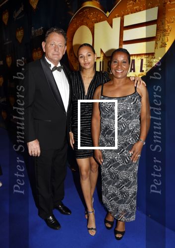 Aalsmeer 28 november 2021
Premiere One de musical . Nelli Cooman kwam  met haar man en dochter