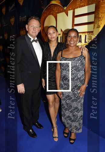 Aalsmeer 28 november 2021
Premiere One de musical . Nelli Cooman kwam  met haar man en dochter