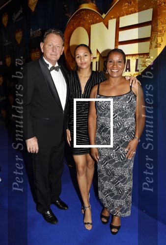 Aalsmeer 28 november 2021
Premiere One de musical . Nelli Cooman kwam  met haar man en dochter