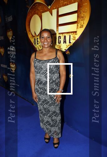 Aalsmeer 28 november 2021
Premiere One de musical . Nelli Cooman kwam  met haar man en dochter