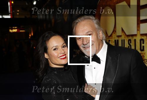 Aalsmeer 28 november 2021
Premiere One de musical . Frank Wisse met zijn vriendin Noi pakon