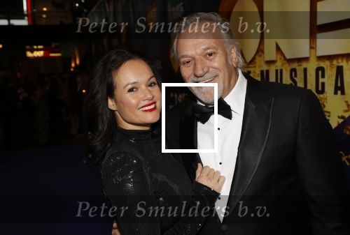 Aalsmeer 28 november 2021
Premiere One de musical . Frank Wisse met zijn vriendin Noi pakon