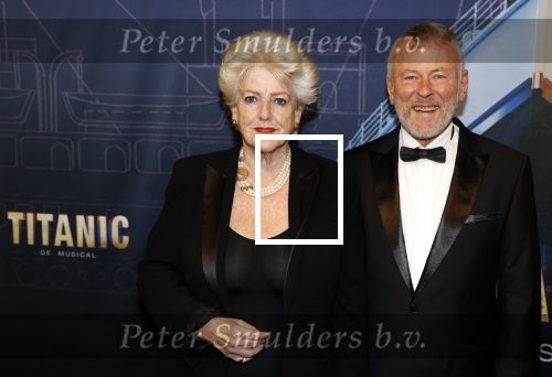 Almere 21 november 2021
Premiere van musical the Titanic in schouwburg Almere. Pamela Teves met partner Ruud Drupsteen