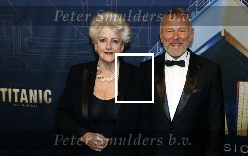 Almere 21 november 2021
Premiere van musical the Titanic in schouwburg Almere. Pamela Teves met partner Ruud Drupsteen