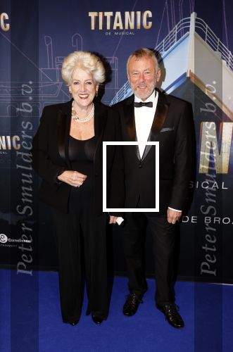 Almere 21 november 2021
Premiere van musical the Titanic in schouwburg Almere. Pamela Teves met partner Ruud Drupsteen