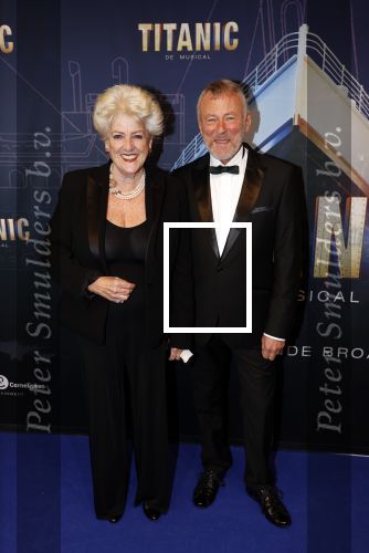 Almere 21 november 2021
Premiere van musical the Titanic in schouwburg Almere. Pamela Teves met partner Ruud Drupsteen