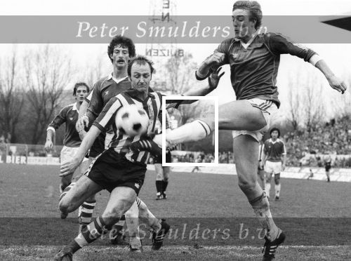 Rotterdam, 22 November 1981 Sparta-PSV, eindstand 0-2
David Loggie in duel met Piet Wildschut
Achtergrond Ernie Brandts en Adrie v Kraaij