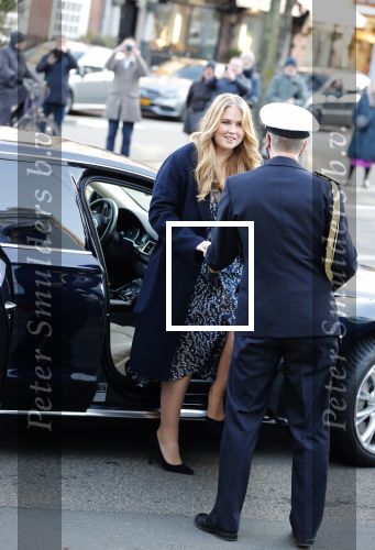 Den Haag 8 december 2021
Prinses Amalia arriveert voor de buitengewone vergadering van de Raad van State. Naast de prinses waren ook koning Willem Alexander en koningin Maxima bij de buitengewone vergadering aanwezig.
Na de vergadering ging Amalia in de tuin een boom planten.