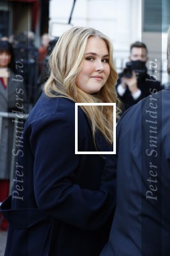 Den Haag 8 december 2021
Prinses Amalia arriveert voor de buitengewone vergadering van de Raad van State. Naast de prinses waren ook koning Willem Alexander en koningin Maxima bij de buitengewone vergadering aanwezig.
Na de vergadering ging Amalia in de tuin een boom planten.