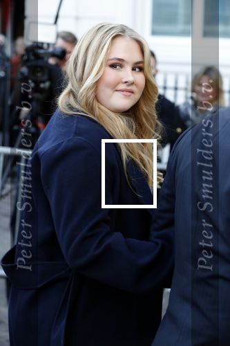 Den Haag 8 december 2021
Prinses Amalia arriveert voor de buitengewone vergadering van de Raad van State. Naast de prinses waren ook koning Willem Alexander en koningin Maxima bij de buitengewone vergadering aanwezig.
Na de vergadering ging Amalia in de tuin een boom planten.