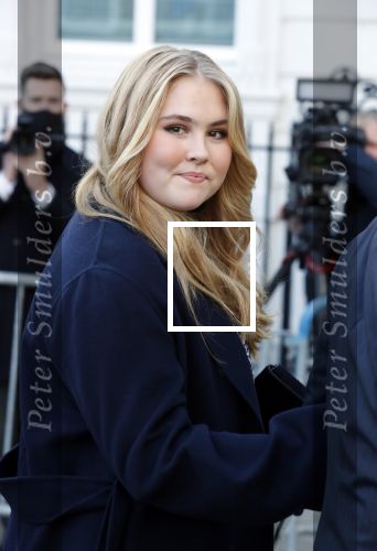 Den Haag 8 december 2021
Prinses Amalia arriveert voor de buitengewone vergadering van de Raad van State. Naast de prinses waren ook koning Willem Alexander en koningin Maxima bij de buitengewone vergadering aanwezig.
Na de vergadering ging Amalia in de tuin een boom planten.