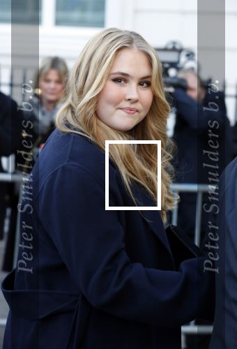Den Haag 8 december 2021
Prinses Amalia arriveert voor de buitengewone vergadering van de Raad van State. Naast de prinses waren ook koning Willem Alexander en koningin Maxima bij de buitengewone vergadering aanwezig.
Na de vergadering ging Amalia in de tuin een boom planten.