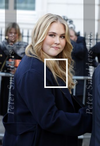 Den Haag 8 december 2021
Prinses Amalia arriveert voor de buitengewone vergadering van de Raad van State. Naast de prinses waren ook koning Willem Alexander en koningin Maxima bij de buitengewone vergadering aanwezig.
Na de vergadering ging Amalia in de tuin een boom planten.