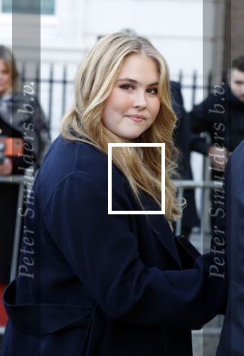 Den Haag 8 december 2021
Prinses Amalia arriveert voor de buitengewone vergadering van de Raad van State. Naast de prinses waren ook koning Willem Alexander en koningin Maxima bij de buitengewone vergadering aanwezig.
Na de vergadering ging Amalia in de tuin een boom planten.
