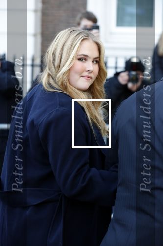 Den Haag 8 december 2021
Prinses Amalia arriveert voor de buitengewone vergadering van de Raad van State. Naast de prinses waren ook koning Willem Alexander en koningin Maxima bij de buitengewone vergadering aanwezig.
Na de vergadering ging Amalia in de tuin een boom planten.