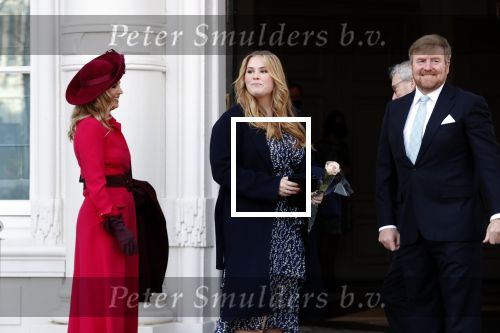 Den Haag 8 december 2021
Prinses Amalia arriveert voor de buitengewone vergadering van de Raad van State. Naast de prinses waren ook koning Willem Alexander en koningin Maxima bij de buitengewone vergadering aanwezig.
Na de vergadering ging Amalia in de tuin een boom planten.