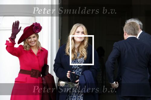 Den Haag 8 december 2021
Prinses Amalia arriveert voor de buitengewone vergadering van de Raad van State. Naast de prinses waren ook koning Willem Alexander en koningin Maxima bij de buitengewone vergadering aanwezig.
Na de vergadering ging Amalia in de tuin een boom planten.