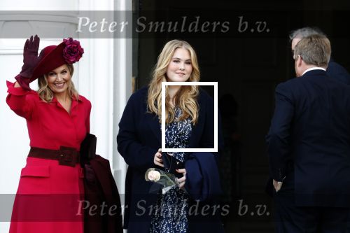 Den Haag 8 december 2021
Prinses Amalia arriveert voor de buitengewone vergadering van de Raad van State. Naast de prinses waren ook koning Willem Alexander en koningin Maxima bij de buitengewone vergadering aanwezig.
Na de vergadering ging Amalia in de tuin een boom planten.