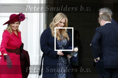 Den Haag 8 december 2021
Prinses Amalia arriveert voor de buitengewone vergadering van de Raad van State. Naast de prinses waren ook koning Willem Alexander en koningin Maxima bij de buitengewone vergadering aanwezig.
Na de vergadering ging Amalia in de tuin een boom planten.