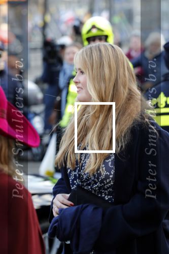 Den Haag 8 december 2021
Prinses Amalia arriveert voor de buitengewone vergadering van de Raad van State. Naast de prinses waren ook koning Willem Alexander en koningin Maxima bij de buitengewone vergadering aanwezig.
Na de vergadering ging Amalia in de tuin een boom planten.