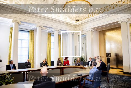 Den Haag 8 december 2021
Prinses Amalia arriveert voor de buitengewone vergadering van de Raad van State. Naast de prinses waren ook koning Willem Alexander en koningin Maxima bij de buitengewone vergadering aanwezig.
Na de vergadering ging Amalia in de tuin een boom planten.
