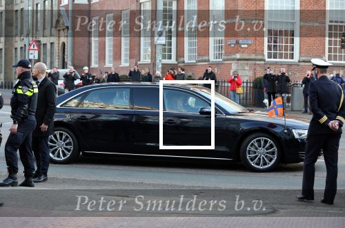 Den Haag 8 december 2021
Prinses Amalia arriveert voor de buitengewone vergadering van de Raad van State. Naast de prinses waren ook koning Willem Alexander en koningin Maxima bij de buitengewone vergadering aanwezig.
Na de vergadering ging Amalia in de tuin een boom planten.