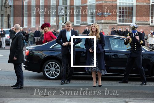 Den Haag 8 december 2021
Prinses Amalia arriveert voor de buitengewone vergadering van de Raad van State. Naast de prinses waren ook koning Willem Alexander en koningin Maxima bij de buitengewone vergadering aanwezig.
Na de vergadering ging Amalia in de tuin een boom planten.