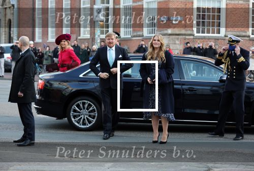 Den Haag 8 december 2021
Prinses Amalia arriveert voor de buitengewone vergadering van de Raad van State. Naast de prinses waren ook koning Willem Alexander en koningin Maxima bij de buitengewone vergadering aanwezig.
Na de vergadering ging Amalia in de tuin een boom planten.