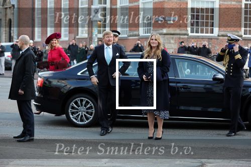 Den Haag 8 december 2021
Prinses Amalia arriveert voor de buitengewone vergadering van de Raad van State. Naast de prinses waren ook koning Willem Alexander en koningin Maxima bij de buitengewone vergadering aanwezig.
Na de vergadering ging Amalia in de tuin een boom planten.