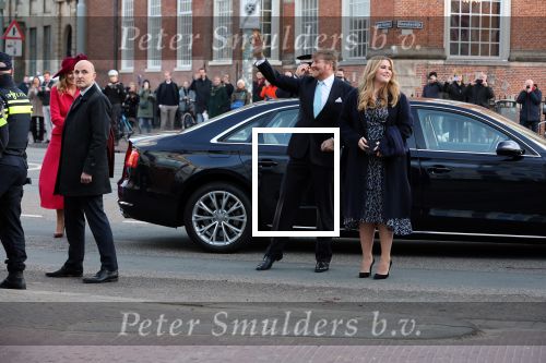Den Haag 8 december 2021
Prinses Amalia arriveert voor de buitengewone vergadering van de Raad van State. Naast de prinses waren ook koning Willem Alexander en koningin Maxima bij de buitengewone vergadering aanwezig.
Na de vergadering ging Amalia in de tuin een boom planten.
