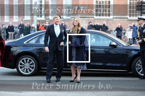 Den Haag 8 december 2021
Prinses Amalia arriveert voor de buitengewone vergadering van de Raad van State. Naast de prinses waren ook koning Willem Alexander en koningin Maxima bij de buitengewone vergadering aanwezig.
Na de vergadering ging Amalia in de tuin een boom planten.