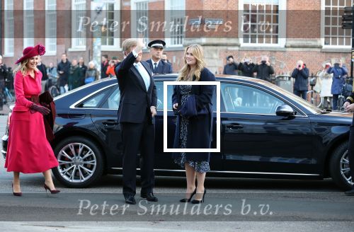 Den Haag 8 december 2021
Prinses Amalia arriveert voor de buitengewone vergadering van de Raad van State. Naast de prinses waren ook koning Willem Alexander en koningin Maxima bij de buitengewone vergadering aanwezig.
Na de vergadering ging Amalia in de tuin een boom planten.