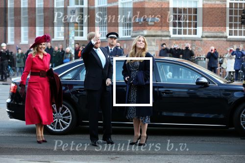 Den Haag 8 december 2021
Prinses Amalia arriveert voor de buitengewone vergadering van de Raad van State. Naast de prinses waren ook koning Willem Alexander en koningin Maxima bij de buitengewone vergadering aanwezig.
Na de vergadering ging Amalia in de tuin een boom planten.