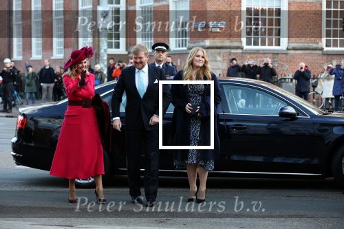 Den Haag 8 december 2021
Prinses Amalia arriveert voor de buitengewone vergadering van de Raad van State. Naast de prinses waren ook koning Willem Alexander en koningin Maxima bij de buitengewone vergadering aanwezig.
Na de vergadering ging Amalia in de tuin een boom planten.
