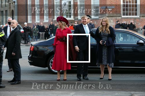 Den Haag 8 december 2021
Prinses Amalia arriveert voor de buitengewone vergadering van de Raad van State. Naast de prinses waren ook koning Willem Alexander en koningin Maxima bij de buitengewone vergadering aanwezig.
Na de vergadering ging Amalia in de tuin een boom planten.