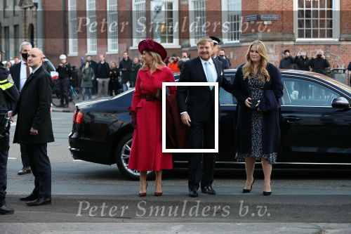 Den Haag 8 december 2021
Prinses Amalia arriveert voor de buitengewone vergadering van de Raad van State. Naast de prinses waren ook koning Willem Alexander en koningin Maxima bij de buitengewone vergadering aanwezig.
Na de vergadering ging Amalia in de tuin een boom planten.