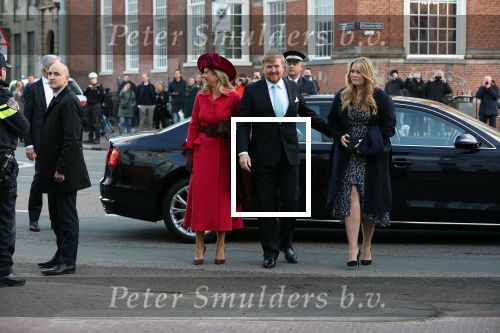 Den Haag 8 december 2021
Prinses Amalia arriveert voor de buitengewone vergadering van de Raad van State. Naast de prinses waren ook koning Willem Alexander en koningin Maxima bij de buitengewone vergadering aanwezig.
Na de vergadering ging Amalia in de tuin een boom planten.
