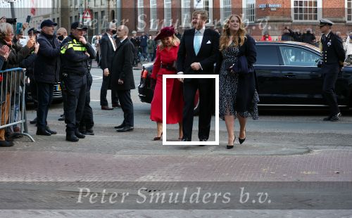 Den Haag 8 december 2021
Prinses Amalia arriveert voor de buitengewone vergadering van de Raad van State. Naast de prinses waren ook koning Willem Alexander en koningin Maxima bij de buitengewone vergadering aanwezig.
Na de vergadering ging Amalia in de tuin een boom planten.