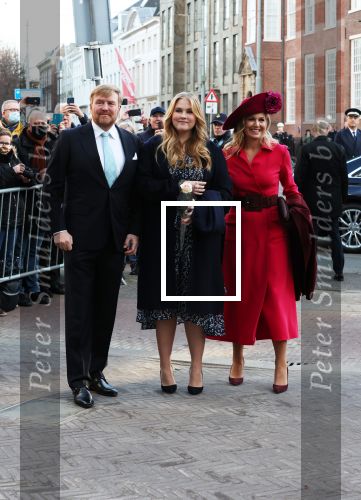 Den Haag 8 december 2021
Prinses Amalia arriveert voor de buitengewone vergadering van de Raad van State. Naast de prinses waren ook koning Willem Alexander en koningin Maxima bij de buitengewone vergadering aanwezig.
Na de vergadering ging Amalia in de tuin een boom planten.
