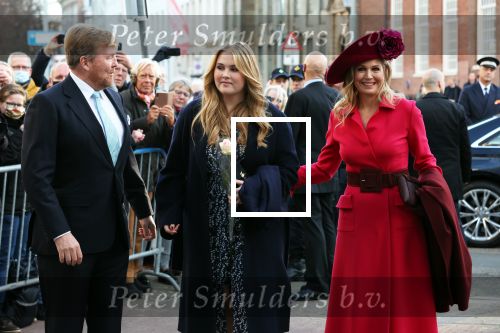 Den Haag 8 december 2021
Prinses Amalia arriveert voor de buitengewone vergadering van de Raad van State. Naast de prinses waren ook koning Willem Alexander en koningin Maxima bij de buitengewone vergadering aanwezig.
Na de vergadering ging Amalia in de tuin een boom planten.