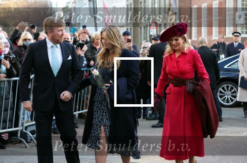 Den Haag 8 december 2021
Prinses Amalia arriveert voor de buitengewone vergadering van de Raad van State. Naast de prinses waren ook koning Willem Alexander en koningin Maxima bij de buitengewone vergadering aanwezig.
Na de vergadering ging Amalia in de tuin een boom planten.