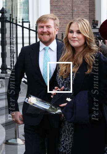 Den Haag 8 december 2021
Prinses Amalia arriveert voor de buitengewone vergadering van de Raad van State. Naast de prinses waren ook koning Willem Alexander en koningin Maxima bij de buitengewone vergadering aanwezig.
Na de vergadering ging Amalia in de tuin een boom planten.