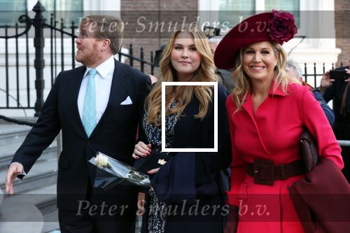 Den Haag 8 december 2021
Prinses Amalia arriveert voor de buitengewone vergadering van de Raad van State. Naast de prinses waren ook koning Willem Alexander en koningin Maxima bij de buitengewone vergadering aanwezig.
Na de vergadering ging Amalia in de tuin een boom planten.
