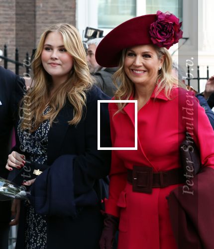 Den Haag 8 december 2021
Prinses Amalia arriveert voor de buitengewone vergadering van de Raad van State. Naast de prinses waren ook koning Willem Alexander en koningin Maxima bij de buitengewone vergadering aanwezig.
Na de vergadering ging Amalia in de tuin een boom planten.