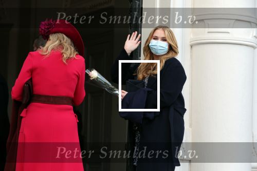 Den Haag 8 december 2021
Prinses Amalia arriveert voor de buitengewone vergadering van de Raad van State. Naast de prinses waren ook koning Willem Alexander en koningin Maxima bij de buitengewone vergadering aanwezig.
Na de vergadering ging Amalia in de tuin een boom planten.